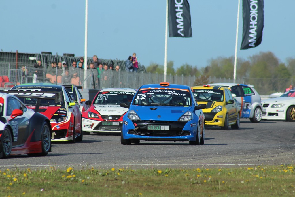 Peter Obel (12) gjorde det rigtig godt i sin Yokohama SuperCup debut, og beviste, at en Renault Clio 3 passer perfekt ind i Yokohama SuperCup 200 mesterskabet
(Foto: JJ Media)